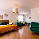 Ohana House Bed & Breakfast 4*